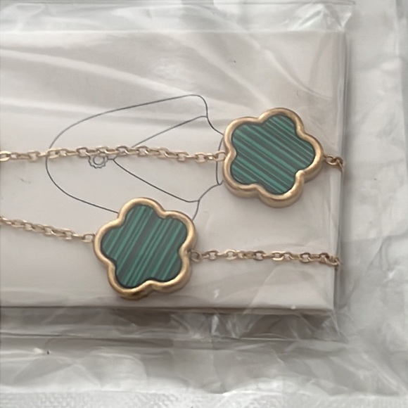 🍀 NEW Green Stripes Front & Gold Back Stainless Steel 5 Clover Flower Necklace - Picture 4 of 5